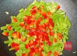 Illustration of how to make stir-fried beef with diced celery 15