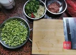 Illustration of how to stir-fry minced pork with water spinach stalks 4