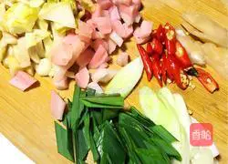 Illustration of how to make stir-fried duck blood with kimchi 1