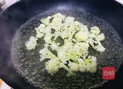 Illustration of how to stir-fry cauliflower with tomatoes 4
