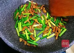 Illustration of how to stir-fry shredded pork with garlic moss 10