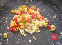 Illustration of how to make spicy and sour chicken offal 6