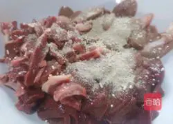 Illustration of how to make dry-fried pork offal 3