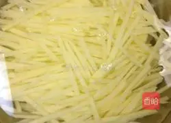 Illustration of how to make duck egg yolk and shredded potatoes 4