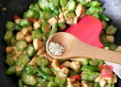 Illustration of how to make fried chicken with okra 18