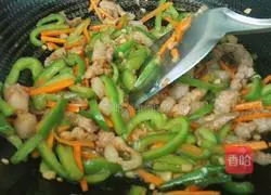 Illustration of how to make stir-fried meat with carrots and green peppers 13