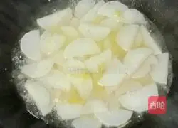 celery Illustration of how to make stir-fried beef with radish 10