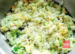 Illustration of how to make broccoli and egg fried rice 9
