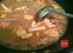 Illustration of how to make braised chicken with mushrooms and yellow beans 5