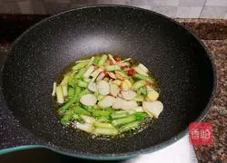 Illustration of how to stir-fry pork liver with garlic sprouts 10