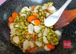 Illustration of how to make fried shredded pork with wild rice edamame 8