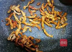 Illustration of how to stir-fry shredded pork with garlic moss 6