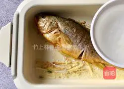 Illustration of how to cook yellow croaker with bean paste 5
