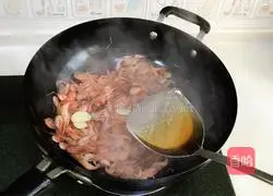 Illustration of how to make stir-fried river shrimp with leeks 6