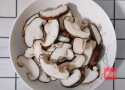 Illustration of how to stir-fry lean meat with vegetables 3