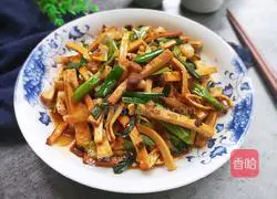 Illustration of how to stir-fry garlic sprouts 13