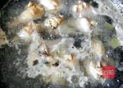 Illustration of how to suck chicken wing roots 6