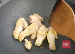 Illustration of braised chicken shanks (chicken wings) roots 4