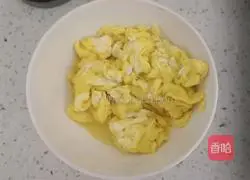 Illustration of how to make scrambled eggs with tomatoes 1