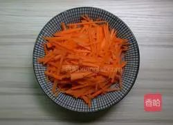 Illustration of how to stir-fry shredded pork with carrots 2