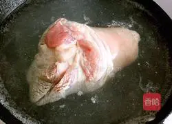 Illustration of how to make braised pork elbows with rock sugar 3