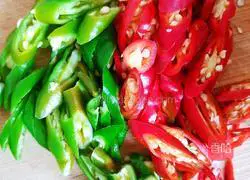 Illustration of how to stir-fry spicy duck gizzards 2