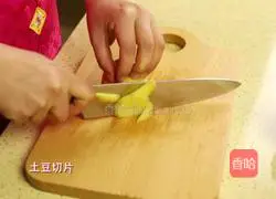 Illustration of Korean Spicy Cabbage Stir-fried Potato Slices 2