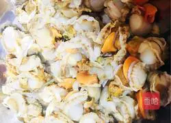 Illustration of how to make scrambled eggs with scallops and garlic sprouts 1