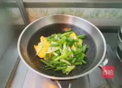 Illustration of how to make scrambled eggs with soybean paste 7