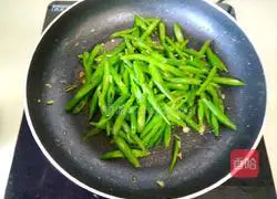 Illustration of how to stir-fry shredded pork with green beans 14
