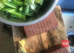 Illustration of how to make fried garlic with duck blood 1