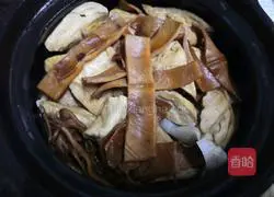 Illustration of how to make squid and dried beans in pot 8