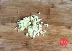 Illustration of how to stir-fry pork blood with leeks 4