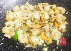 Illustration of how to make scrambled eggs with scallops and garlic sprouts 5