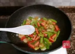 Illustration of how to stir-fry lettuce and shrimp 12