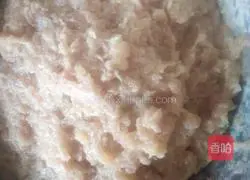 Illustration of how to soak chicken breast meatballs with water 4