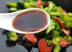 Illustration of how to make fried ham with broccoli and fungus 9