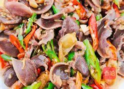 Illustration of how to stir-fry spicy duck gizzards 7