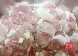 Illustration of how to make fried pepper meat slices with enoki mushrooms 2