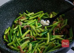 Illustration of how to stir-fry shredded pork with garlic moss 13