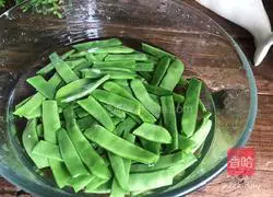 Illustration of how to make cured green beans 1
