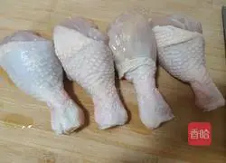 Illustration of how to make grilled chicken leg skewers 1