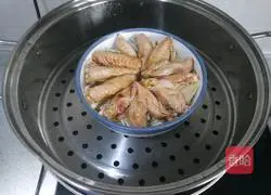 Illustration of how to make steamed chicken wings and enoki mushrooms 10