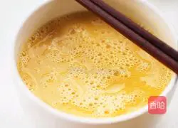 Illustration of how to make fried pine nuts with eggs 4