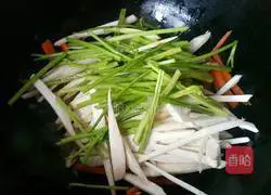 apricot Illustration of how to stir-fry celery with mushrooms 4