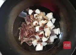 Illustration of how to stir-fry bacon with garlic moss 3