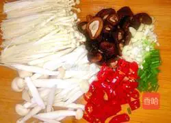 Illustration of the method of stir-fried three mushrooms 2