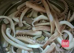 Illustration of how to make fried squid and leeks 4