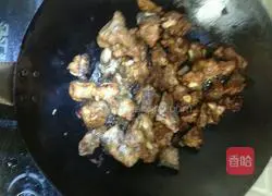 Illustration of how to make braised pork ribs and potatoes 6