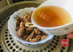 Illustration of how to make a bowl of steamed crispy pork 5